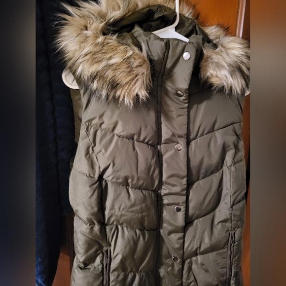 Gap puffer vest, women's size medium. NWOT. - Picture 11 of 11